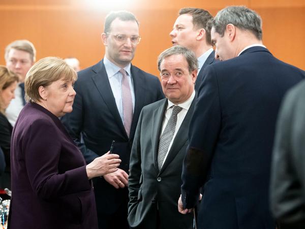Markus Söder ist mehr bei Merkels Kurs als CDU-Chef Armin Laschet, der zunehmend unter Druck gerät. 