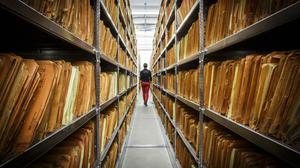 Im Archiv der Stasi-Unterlagenbehörde in Berlin Lichtenberg lagern unüberschaubar viele Aktenordner voller Papiere.  