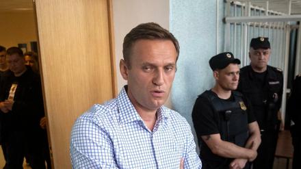 Alexej Nawalny (l), Oppositionspolitiker von Russland, steht vor einer Anhörung in einem Gericht. 