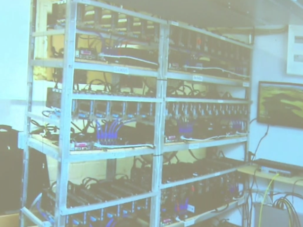 Ein mehrfach gesicherter Server-Raum, der in einem Keller in Münster entdeckt wurde. (Screenshot).