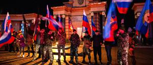 Unterstützer der Separatisten in Luhansk feiern die Anerkennung der Volksrepublik seitens Russlands. 