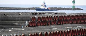 Rohre für die Erdgaspipeline Nord Stream 2 liegen im Hafen auf Rügen.