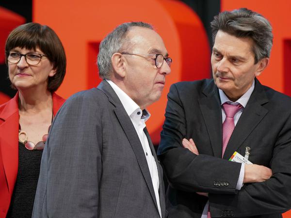 Zwei SPD-Politiker, die bewaffnete Drohnen skeptisch sehen: Norbert Walter-Borjans und Rolf Mützenich (hier mit Parteichefin Saskia Esken).