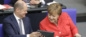 Vizekanzler Olaf Scholz (SPD) und Kanzlerin Angela Merkel (CDU) sind sich einig über Lockerungen für Geimpfte und Genesene.