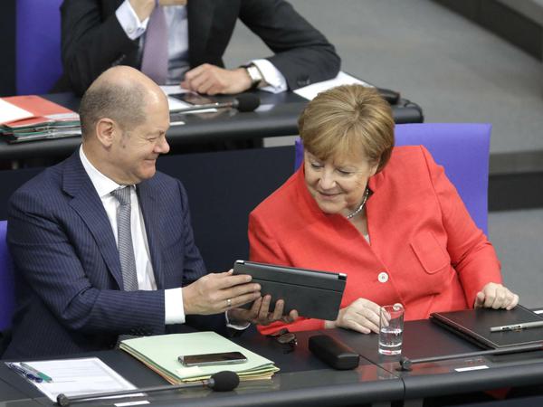 Das Urteil dürfte sie weniger erfreuen: Vizekanzler Olaf Scholz und Kanzlerin Angela Merkel. 