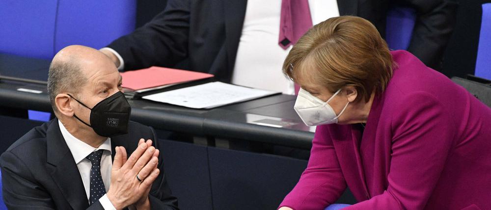 Vizekanzler Olaf Scholz und Kanzlerin Angela Merkel im Bundestag.