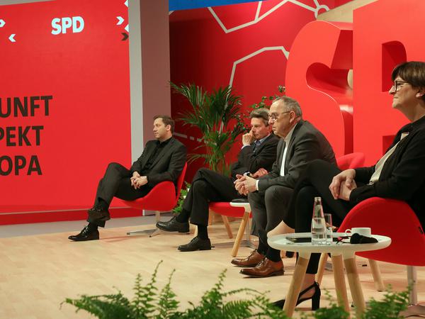 Warten auf die Rede des Kandidaten: Generalsekretär Lars Klingbeil (von links nach rechts), Fraktionschef Rolf Mützenich sowie die Parteichefs Norbert Walter-Borjans und Saskia Esken auf dem Parteitag.