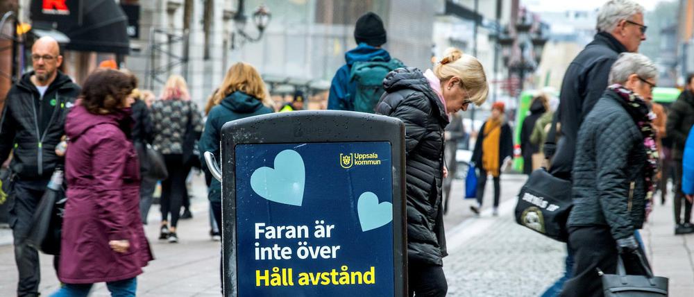 Ein Schild in Uppsala fordert dazu auf, Abstand zu halten.