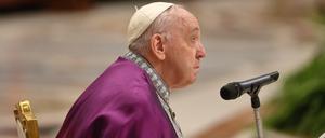 Papst Franziskus spricht während der Feier des Bußsakramentes zu den Gläubigen.