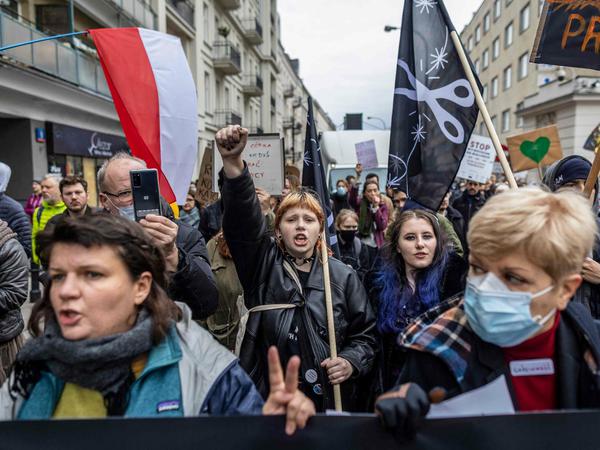 Demonstrantinnen und Demonstranten protestieren in Warschau gegen den Umgang mit Flüchtlingen an der Grenze zu Belarus. 