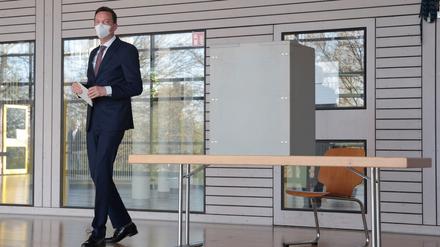 CDU-Spitzenkandidat Tobias Hans gibt seine Stimme ab.