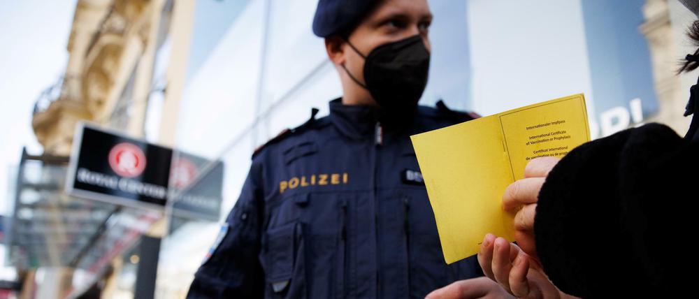 In Wien kontrolliert die Polizei aufgrund des Lockdowns für Ungeimpfte die Impfnachweise der Passantinnen und Passanten.