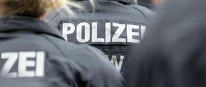 Ein Skandal um rechtsextreme Chatgruppen erschüttert die Polizei in NRW. (Symbolbild)