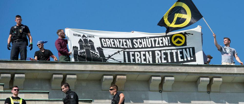 Im Jahr 2016 besetzten die rechtsextremistische Identitäre Bewegung kurzfristig das Brandenburger Tor, bevor die Polizei eingriff.