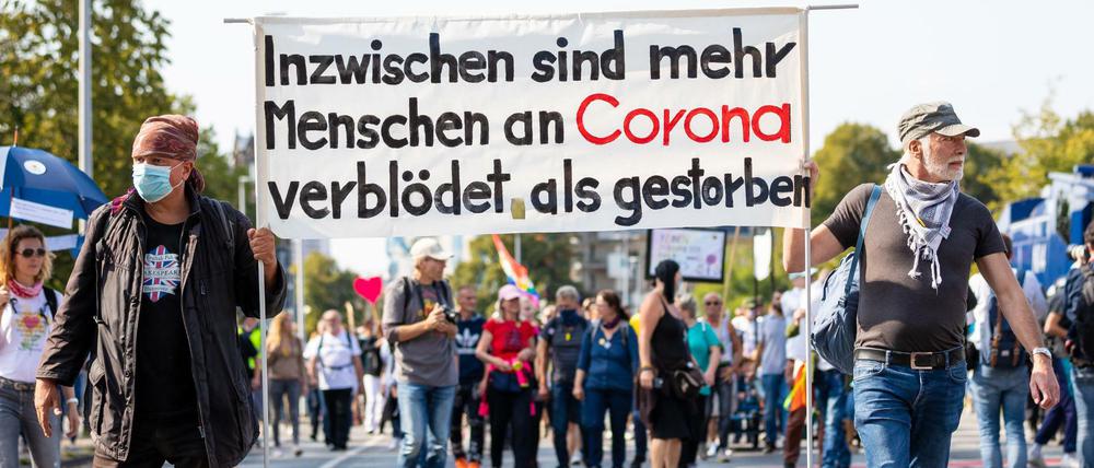 In mehreren deutschen Städten demonstrieren am Samstag Menschen gegen die staatlichen Corona-Maßnahmen.