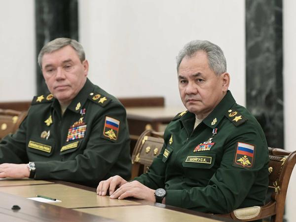 Diese zwei verfügen neben Putin über die Schlüssel zum Atomkoffer für Russlands Streitkräfte: Generalstabschef Valeri Gerasimov und Verteidigungsminister Sergej Shoigu (rechts).