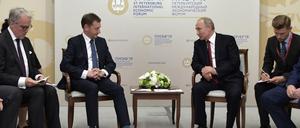 Russlands Präsident Wladimir Putin (r.) trifft Sachsens Ministerpräsident Michael Kretschmer (l.) in Sankt Petersburg.