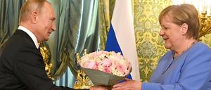Zum Abschied überreichte Russlands Präsident Wladimir Putin der Bundeskanzlerin Blumen. 