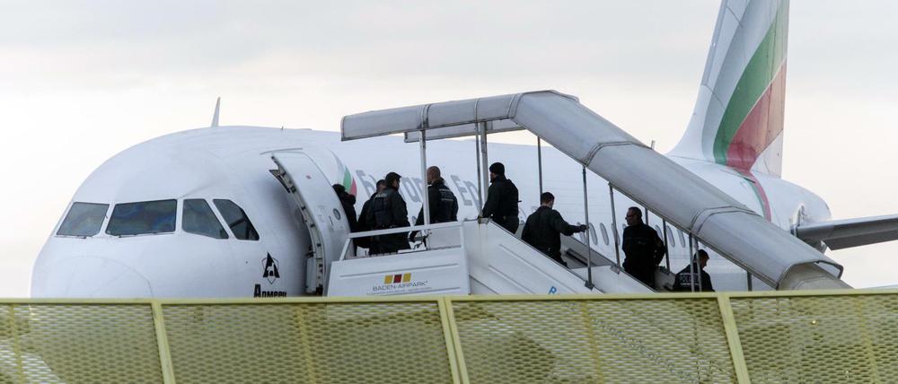 Abgelehnte Asylbewerber steigen im Rahmen einer landesweiten Sammelabschiebung in ein Flugzeug.