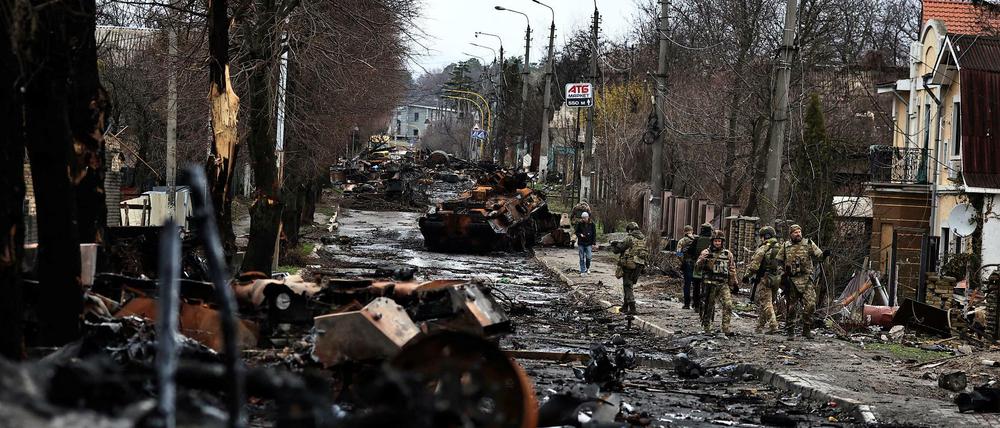 Ukrainische Soldaten an einer Straße in Butscha