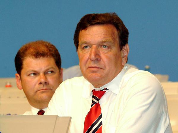 Szenen der Vergangenheit: SPD-Parteitag im Hotel Estrel mit Kanzler Gerhard Schröder und seinem Generalsekretär Olaf Scholz, rechts Otto Schily. 
