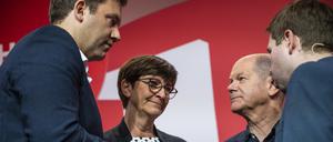 Lars Klingbeil (l-r), SPD-Bundesvorsitzender, Saskia Esken, SPD-Bundesvorsitzende, Bundeskanzler Olaf Scholz (SPD) und Kevin Kühnert, Generalsekretär der SPD, stehen am Ende des ersten Tages vom SPD-Debattenkonvent zusammen auf der Bühne.