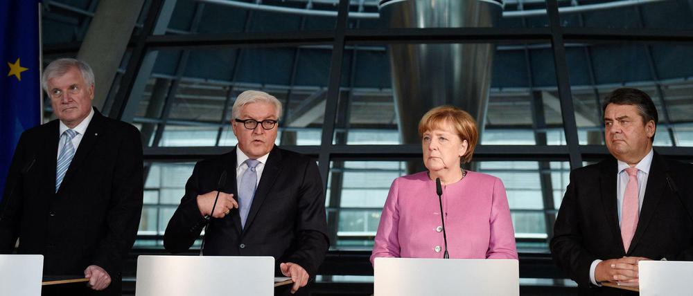 Die Parteichefs der Großen Koalition Sigmar Gabriel (r, SPD), Horst Seehofer (l, CSU) und Angela Merkel (CDU) stellen Frank-Walter Steinmeier (2.v.l., SPD) als ihren gemeinsamen Kandidaten für das Amt des Bundespräsidenten vor. 