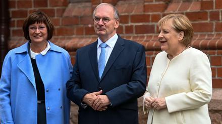 Reiner Haseloff (CDU), Ministerpräsident von Sachsen-Anhalt, und seine Frau Gabriele (l) begrüßen Bundeskanzlerin Angela Merkel (CDU).