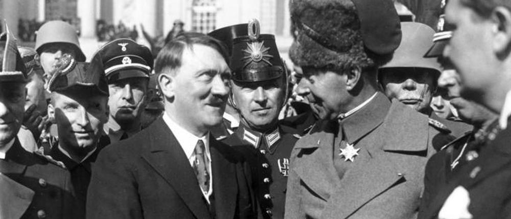 Tag von Potsdam: Adolf Hitler und Kronprinz Wilhelm von Preußen im Gespräch während der Feier vor der Garnisonkirche. 
