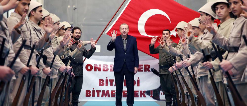 Erdogan lässt sich in Istanbul feiern. 