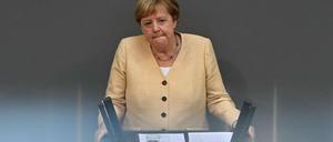 Am Dienstag trägt die Kanzlerin im Parlament ein sandfarbenes Kostüm. Wäre Angela Merkel in Rot gekommen, hätten alle gleich gewusst: Kampfanzug!