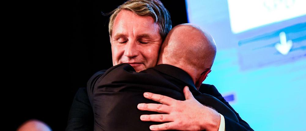 Andreas Kalbitz lässt sich nach seinem Erfolg in Brandenburg demonstrativ von "Flügel"-Chef Björn Höcke umarmen.