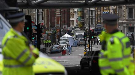 Abgesperrt. Nach dem Anschlag auf der London Bridge werden Spuren gesichert. In der britischen Hauptstadt versuchen die Menschen, zum Alltag zurückzukehren. 