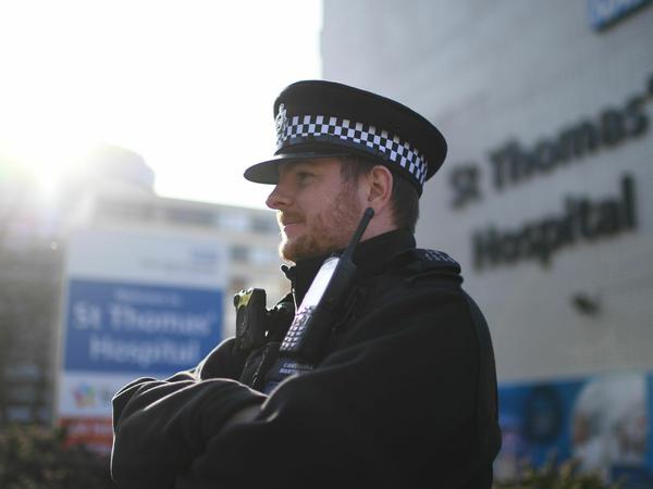 Polizist vor dem St. Thomas Hospital, in dem Boris Johnson behandelt wird