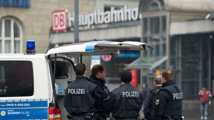 Polizisten stehen am 01.01.2016 in München (Bayern) vor dem Hauptbahnhof. Nach den akuten Terrorwarnungen der Silvesternacht in München war die Gefahr nach Angaben der Polizei noch nicht komplett gebannt. 