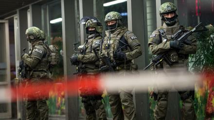 Polizisten stehen am Silvesterabend in München vor dem Hauptbahnhof. Die Polizei hatte vor einem Terroranschlag in der bayerischen Landeshauptstadt gewarnt. 