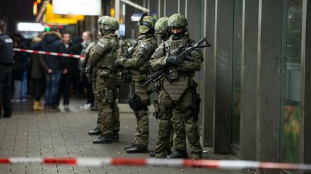 Polizisten stehen in München vor dem Hauptbahnhof. Die Polizei in München hat am Silvesterabend vor einem Terroranschlag in der bayerischen Landeshauptstadt gewarnt. 
