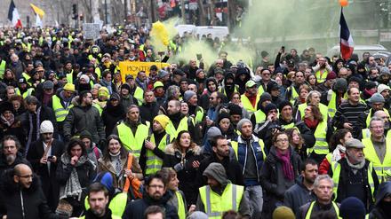 Demonstranten der "Gelbwesten" bei einem Protestzug am Samstag in Paris.