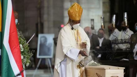 Der anglikanische Erzbischof von Kapstadt segnet den Sarg von Desmond Tutu.