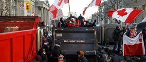 Demonstranten blockieren die Straße in Ottawa.