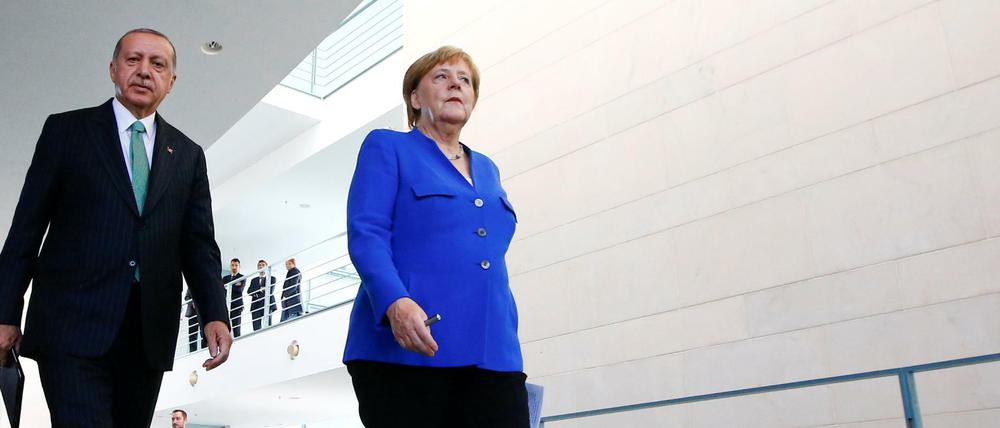 Auf dem Weg zur Pressekonferenz: Kanzlerin Angela Merkel und der türkische Präsident Erdogan 