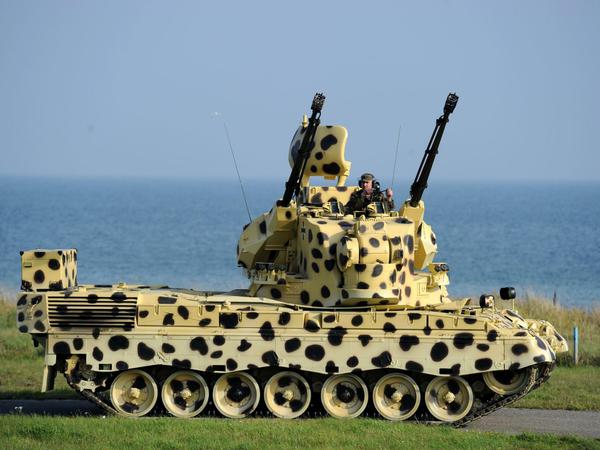Ein in einer Sonderfarbe lackierter Flugabwehrpanzer vom Typ Gepard fährt auf einem Schießplatz eine Ehrenrunde (Symbolbild).