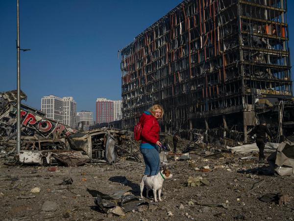 Ein Monat Krieg. Teile von Kiew sind zerstört. Das russische Militär beschießt die Stadt mit Raketen und Granaten. Die Invasoren wollen den hartnäckigen Widerstand der Ukrainer brechen.