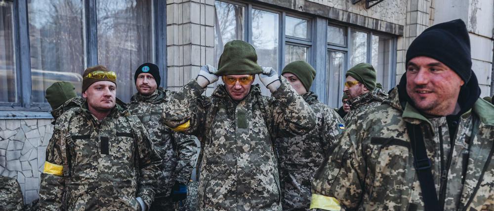 Freiwillige ukrainische Soldaten stehen auf der Straße in Kiew.