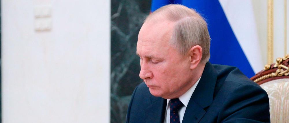 Das von der staatlichen russischen Nachrichtenagentur Sputnik veröffentlichte Bild zeigt, wie der russische Präsident Wladimir Putin am Freitag eine Sitzung des Sicherheitsrates per Videokonferenz in Moskau leitet.