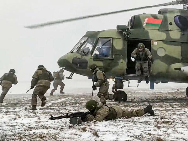 Auf diesem vom Pressedienst des russischen Verteidigungsministeriums veröffentlichten Videostandbild nehmen Soldaten an einer gemeinsamen militärischen Übung von Belarus und Russland teil.
