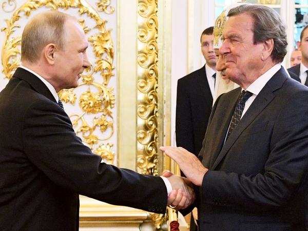 Gerhard Schröder gratuliert Wladimir Putin 2018 bei dessen vierter Amtseinführung im Kreml die Hand gibt. 