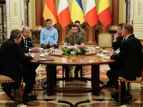 Wolodymyr Selenskyj (M), Präsident der Ukraine, spricht mit Mario Draghi, Olaf Scholz, Emmanuel Macron und Klaus Iohannis. 