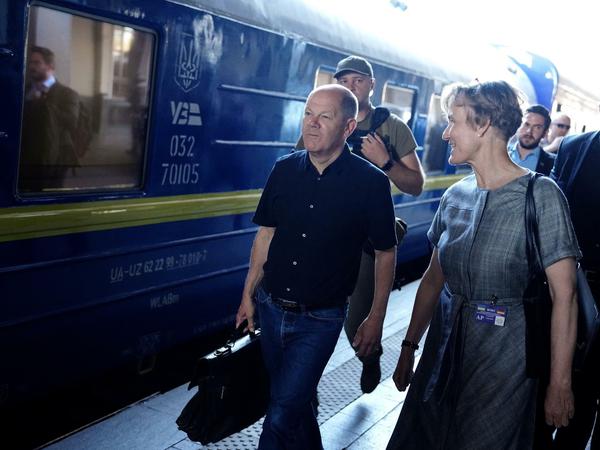 Scholz bei seiner Ankunft am Bahnhof in Kiew. Er spricht mit Deutschlands Botschafterin in Kiew, Anka Feldhusen.