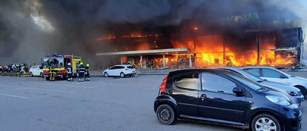 Das brennende Einkaufszentrum in Krementschuk 